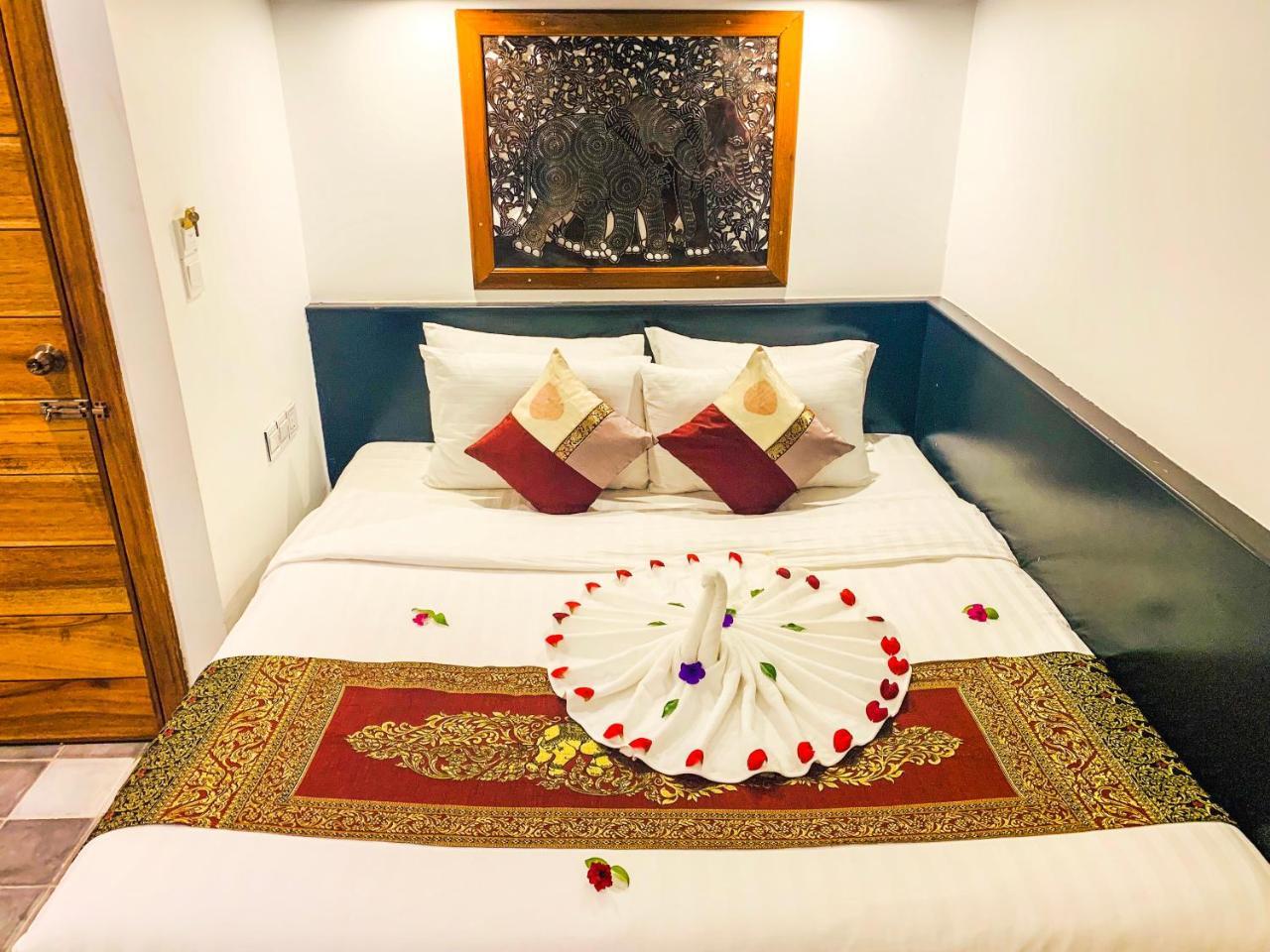 1004 Boutique Hotel シェムリアップ エクステリア 写真