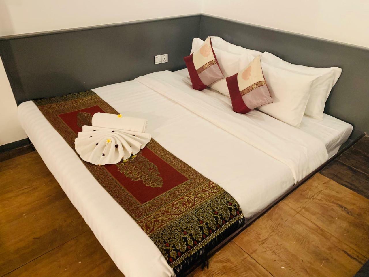 1004 Boutique Hotel シェムリアップ エクステリア 写真